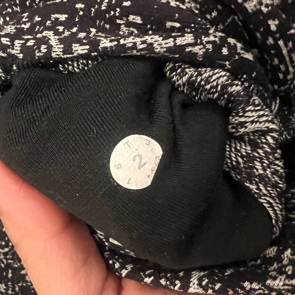 COPY - Lululemon EUC Wunder Under Pant (Hi-Rise)
Luon Suited Jacquard Black Whi… - Picture 8 of 8